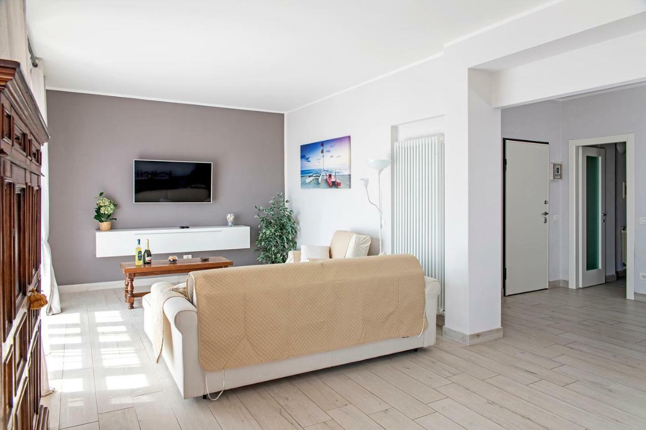 Appartamento Alex Vista Mare Lido di Camaiore Dış mekan fotoğraf